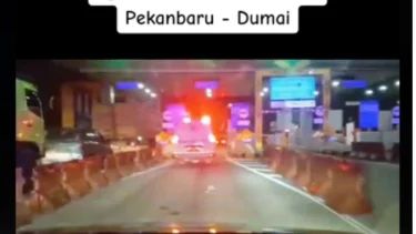 Polisi Sigap Gantikan Supir Ambulans yang Mengantuk, Netizen Langsung Banjiri dengan Pujian