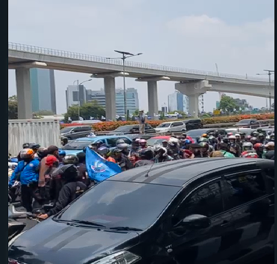 Jalanan Macet, Pengguna Jalan Protes Demo Buruh AASB