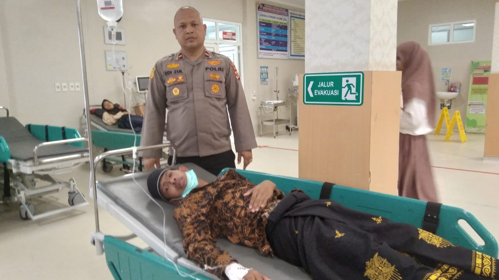 Aksi Empati, Kapolsek Panteraja Antarkan Santri Dayah Thauthiatut Tarbiah ke RSUD Kabupaten Pidie Jaya