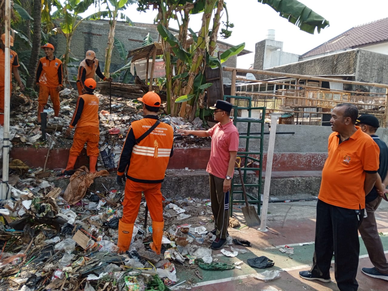 Camat Kebayoran Baru Monitoring Kegiatan Bersih-Bersih Jakarta Selatan di RW 06 Kelurahan Gandaria Utara