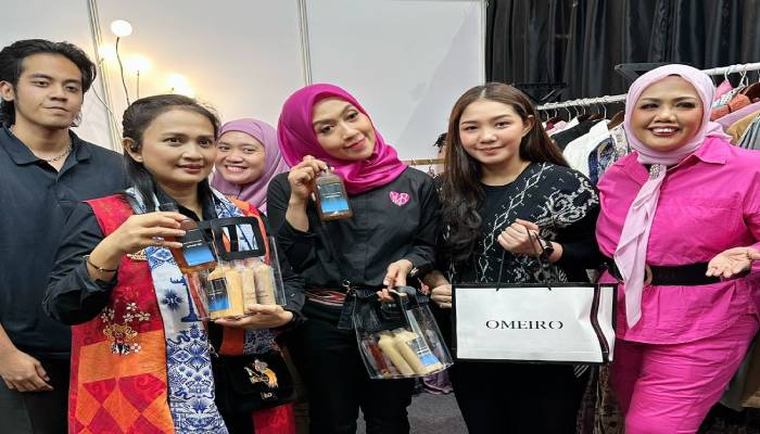 Ketua Umum Bhayangkari  Juliati Sapta Dewi Magdalena Kunjungi Stand Kiyopi Kopi di JCC