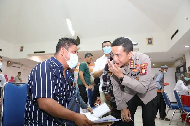 Polres Metro Jakarta Timur Gelar Operasi Katarak Gratis, Banjir Antusias Masyarakat!