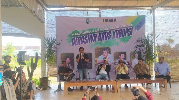 Diskusi Rocky Gerung di Sleman Ditolak Massa, Refly Harun Sampai Kena Lempar Botol!