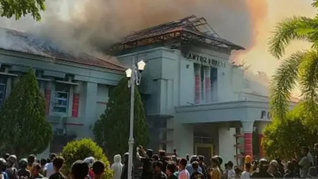 Aksi Amuk Massa: Kantor DPRD Pohuwato Hancur Dirusak dalam Unjuk Rasa!
