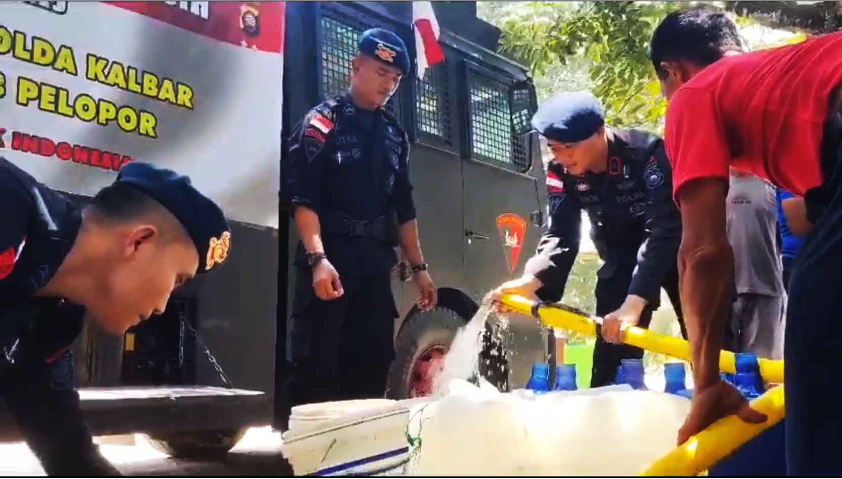 Krisis Air Bersih Satbrimob Polda Kalbar Turunkan Rantis Water Canon