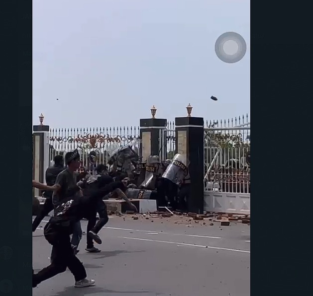 Pendemo di BP Batam Makin Brutal dan Tak Manusiawi Serang Aparat, Sejumlah Polisi Terluka di Bagian Kepala