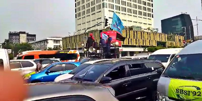 Buruh AASB Nobar Sidang Putusan MK soal UU Ciptaker di Perempatan Sarinah, Jakarta Macet Parah!
