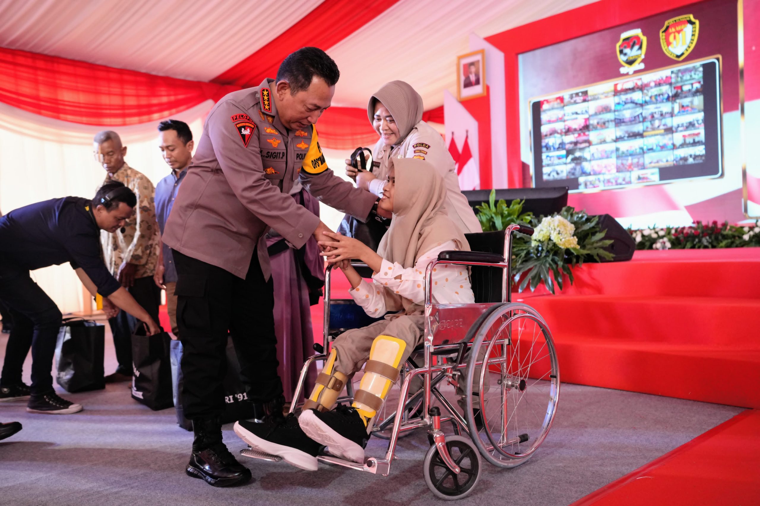 Tinjau Bakti Sosial-Kesehatan Akabri 91, Kapolri: TNI-Polri Makin Dekat dengan Rakyat