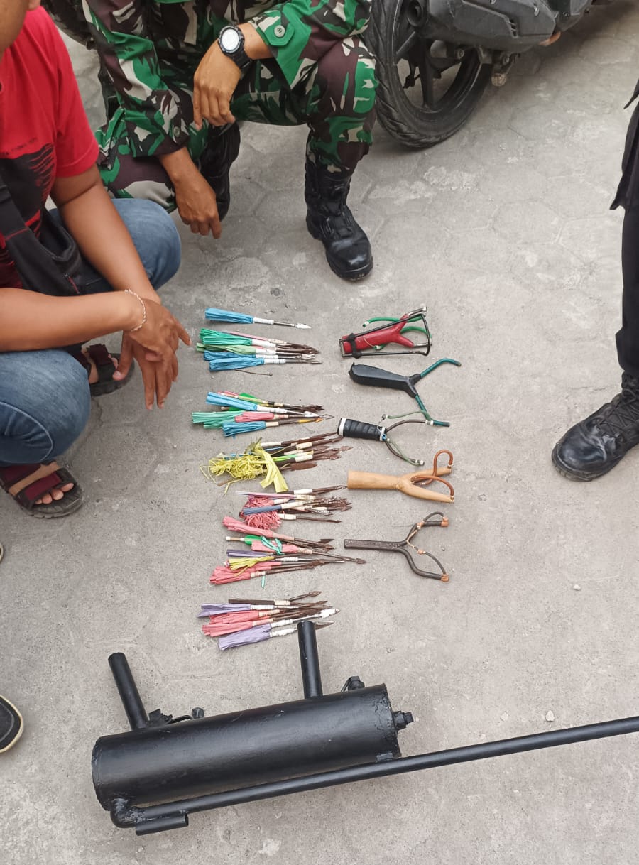 Bentrok di Mataram, Aparat Amankan Barang Bukti Sajam & Senjata Rakitan Milik Pendemo