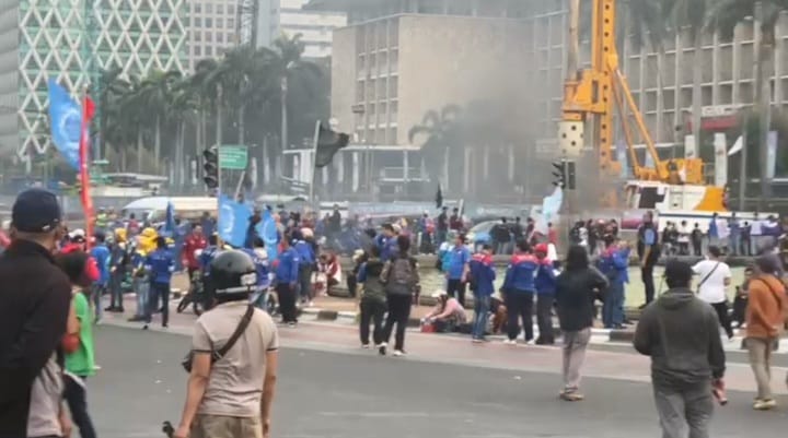Dua Kelompok Buruh Bersitegang saat Demo Omnibuslaw