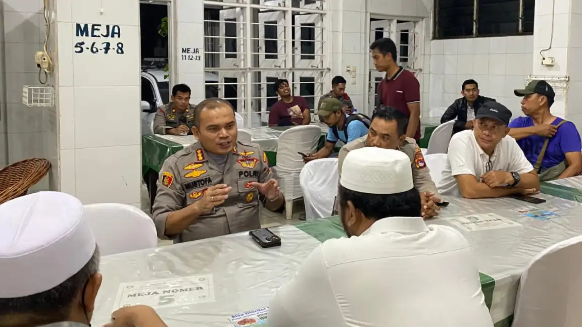 Sepakat Damai, Warga Monjok-Karang Taliwang Gelar Maulid Bersama dan Serahkan Senjata ke Polisi
