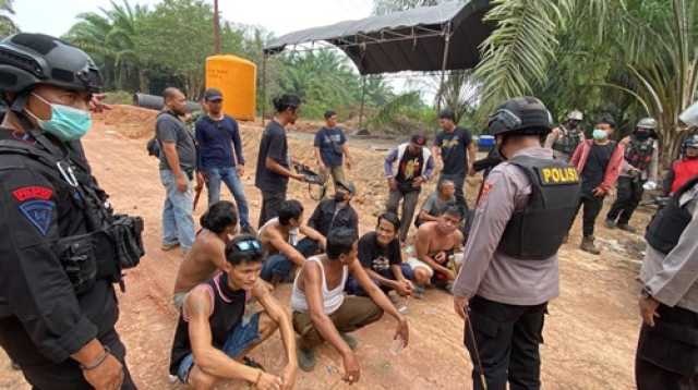 Isu Seruyan Kalteng, Polri Bertugas Sesuai SOP Tak Ada Amunisi Tajam ! Justru Pendemo Anarkis Bawa PCV, Bom Molotov & Ketapel