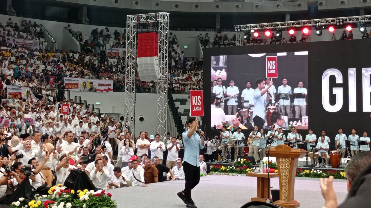 Gibran Pamer Program KIS Lansia di Depan Pendukungnya