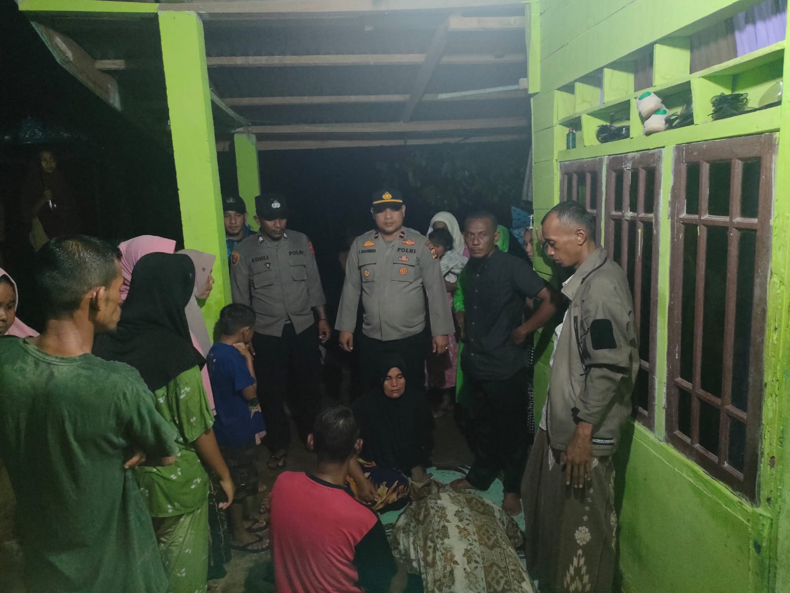 Kapolsek Panteraja Polres Pidie Jaya Bersama Warga Mencari Korban Terseret Arus Sungai