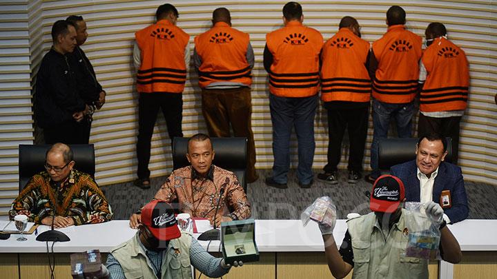 Kasus Suap Pj Bupati Sorong Seret Pius Lustrilanang, KPK Geledah BPK