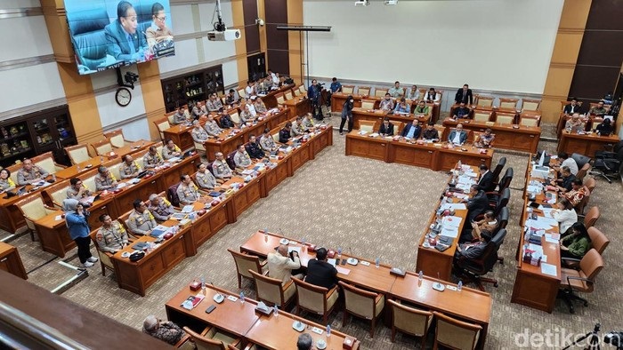 Rapat Komisi III dengan Kapolri soal Netralitas