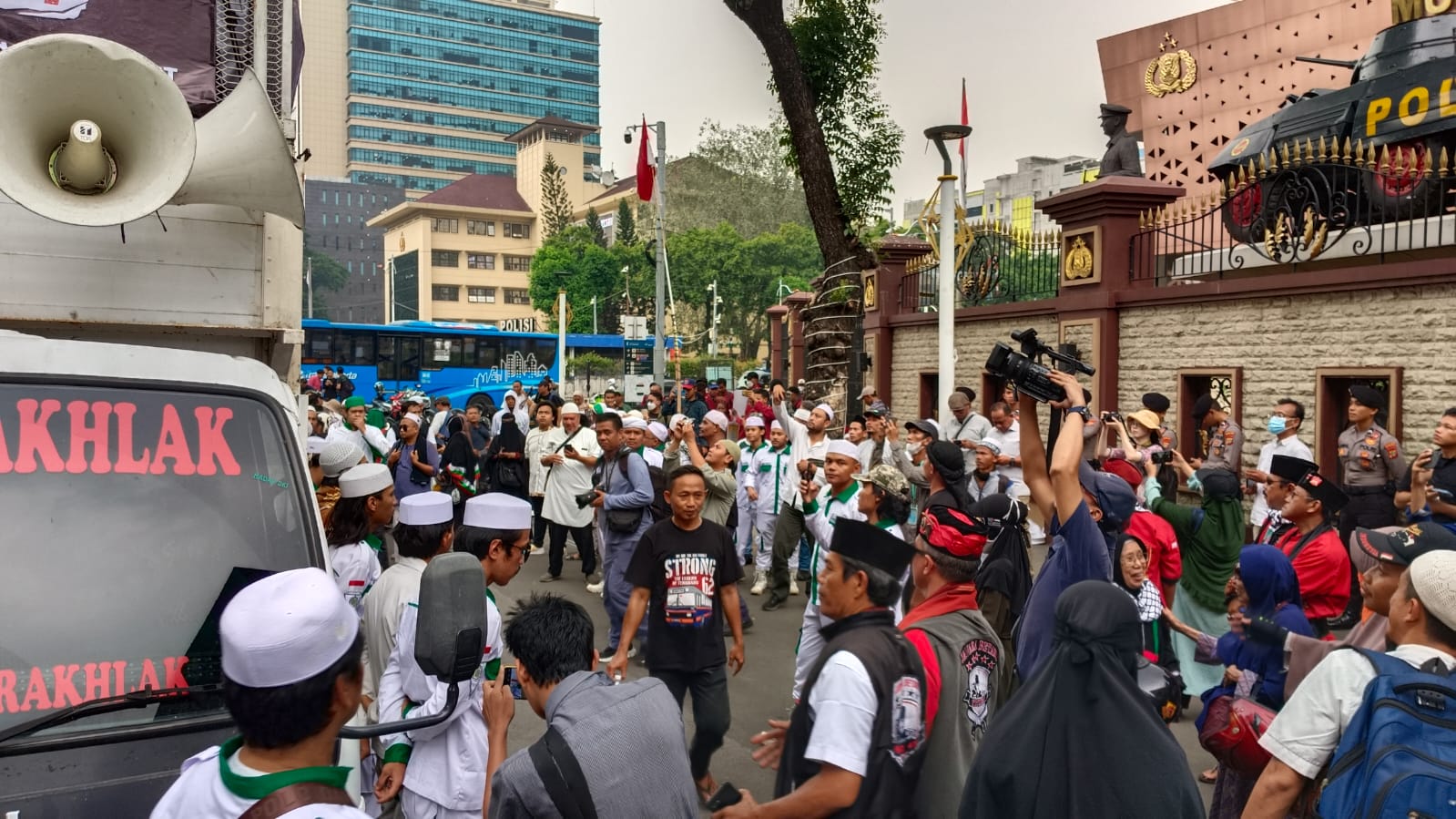 Geruduk Mabes Polri, Gerakan Nasional Anti LGBT Desak Batalkan Konser Coldplay