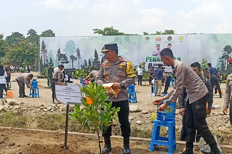Misi Hijau Kapolri dan Menko PMK Tanam Pohon Bersama di GOR Pangeran Timur