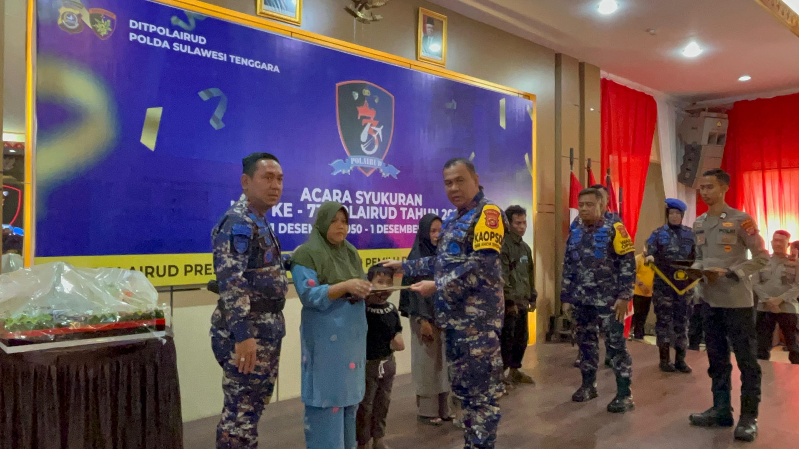 Momen HUT Polairud ke 73, Polda Sultra Berikan Santunan kepada Keluarga Nelayan Laonti Konsel