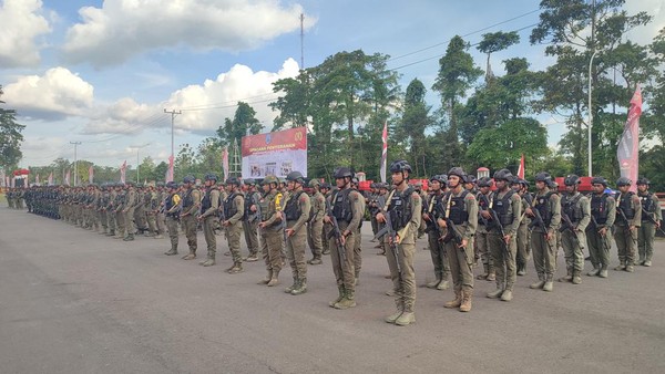 Kapolri Beri Penghargaan Pin Emas kepada Personel Satgas Operasi Damai Cartenz