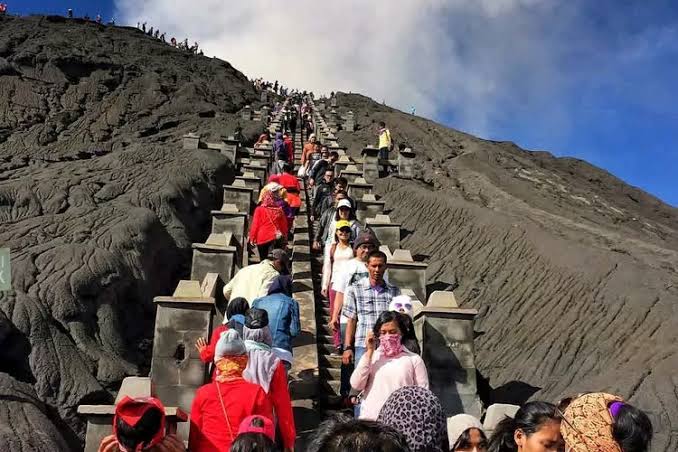 Fantastis! Wisatawan Bromo Tembus 5000 Orang Per Hari Jelang Tahun Baru 2024