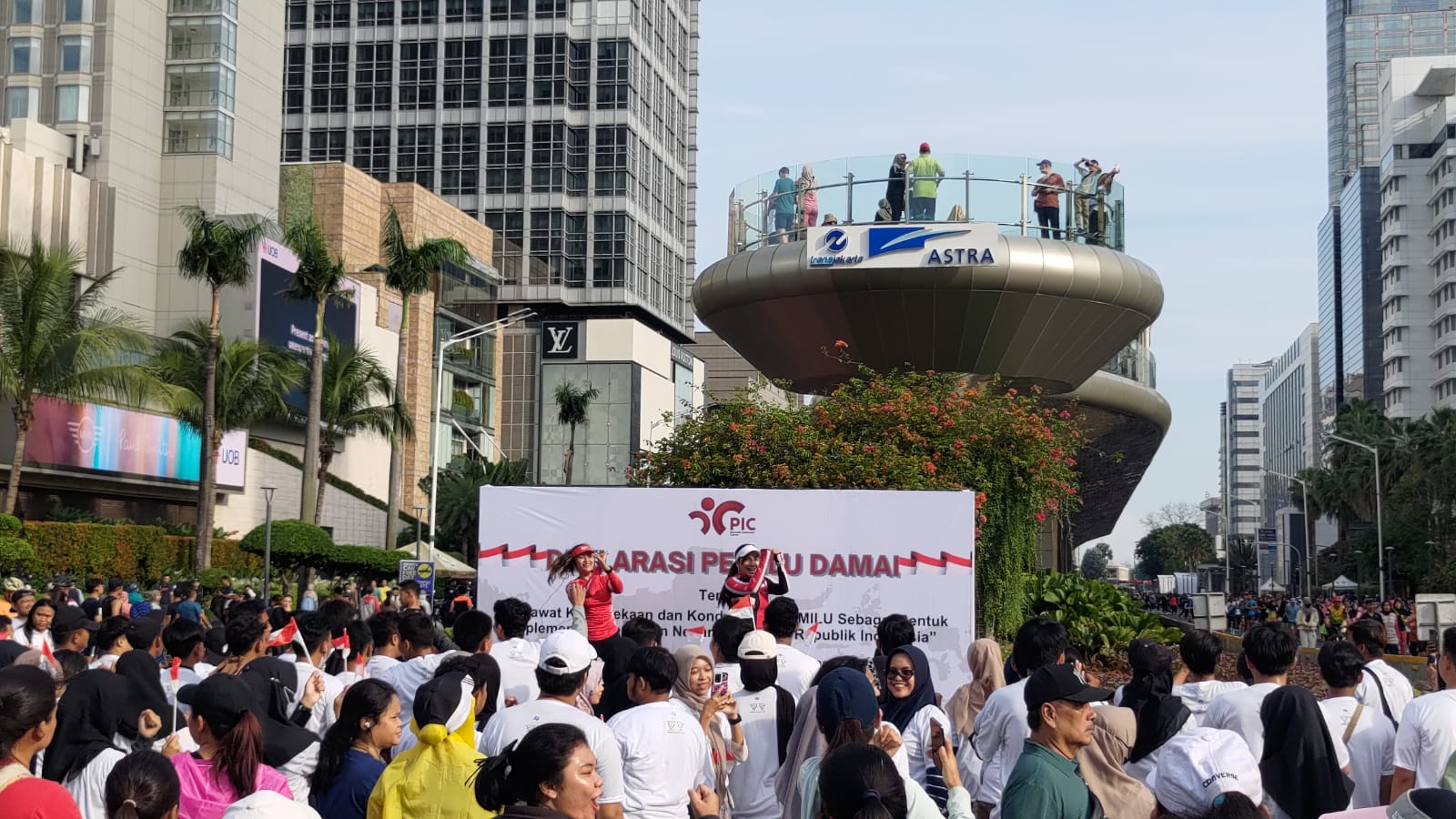 Di Area CFD, Ratusan Massa PIC Serukan Tolak Pembunuhan Karakter terhadap Paslon