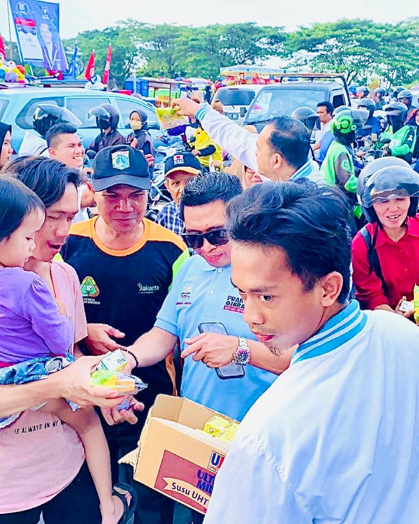 Ajak Masyarakat Menangkan Prabowo-Gibran, Rampai Nusantara Kembali Bagikan Susu dan Roti untuk Warga