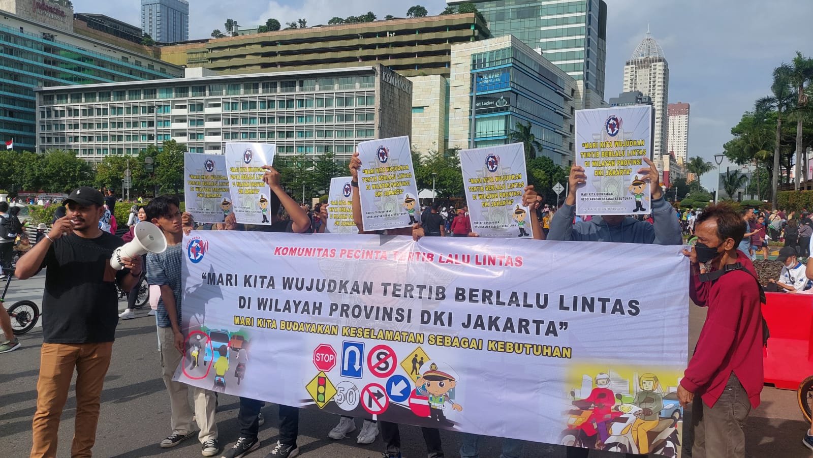 Aksi Simpatik Kotib Lantas Ajak Masyarakat Tertib Agar Selamat di Jalan ! No Knalpot Brong, No Lawan Arus, Patuhi Aturan Lalu Lintas
