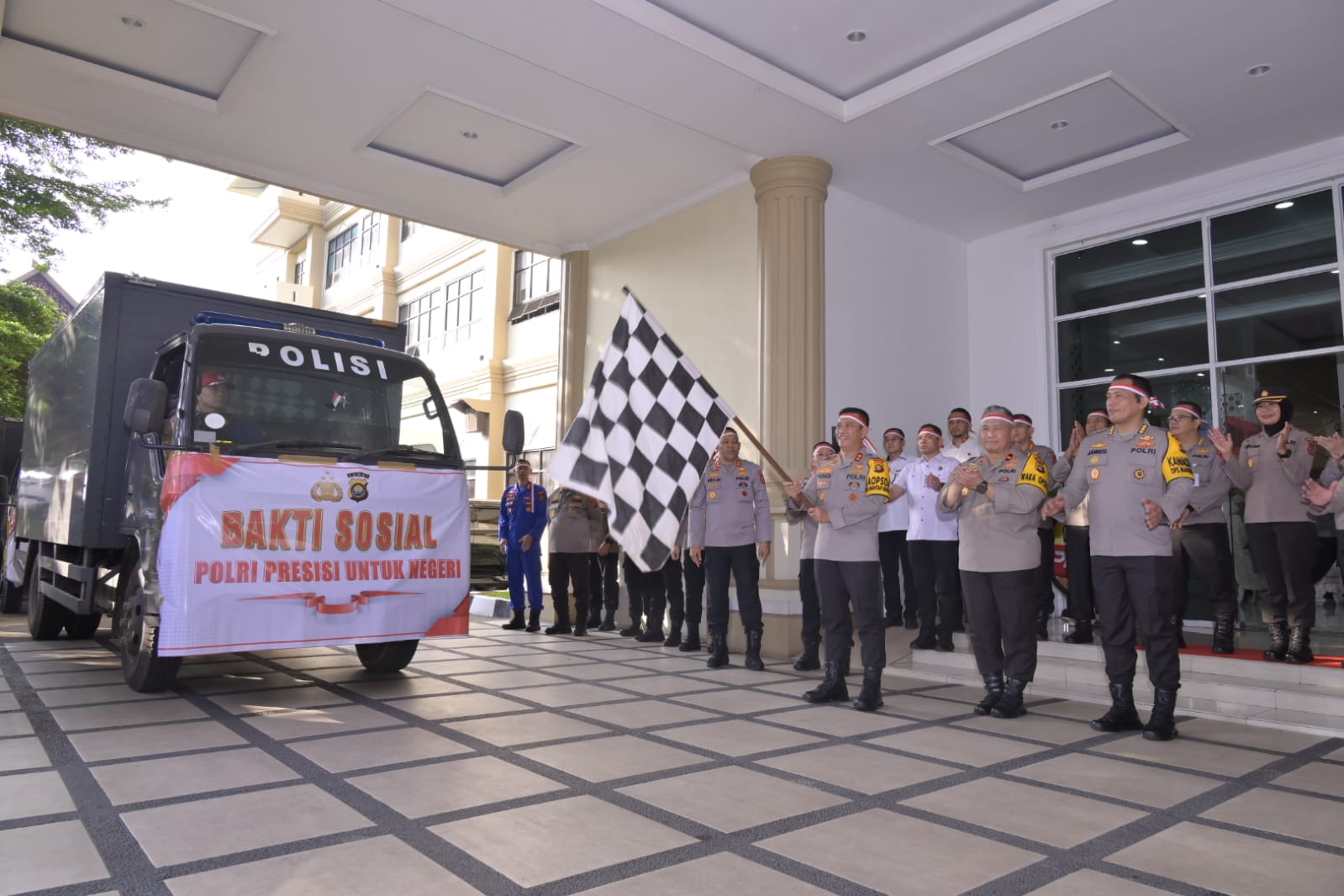 Rangkaian Bakti Sosial Presisi Untuk Negeri, Polda Jambi Salurkan 12 Ribu Paket Sembako bagi Masyarakat