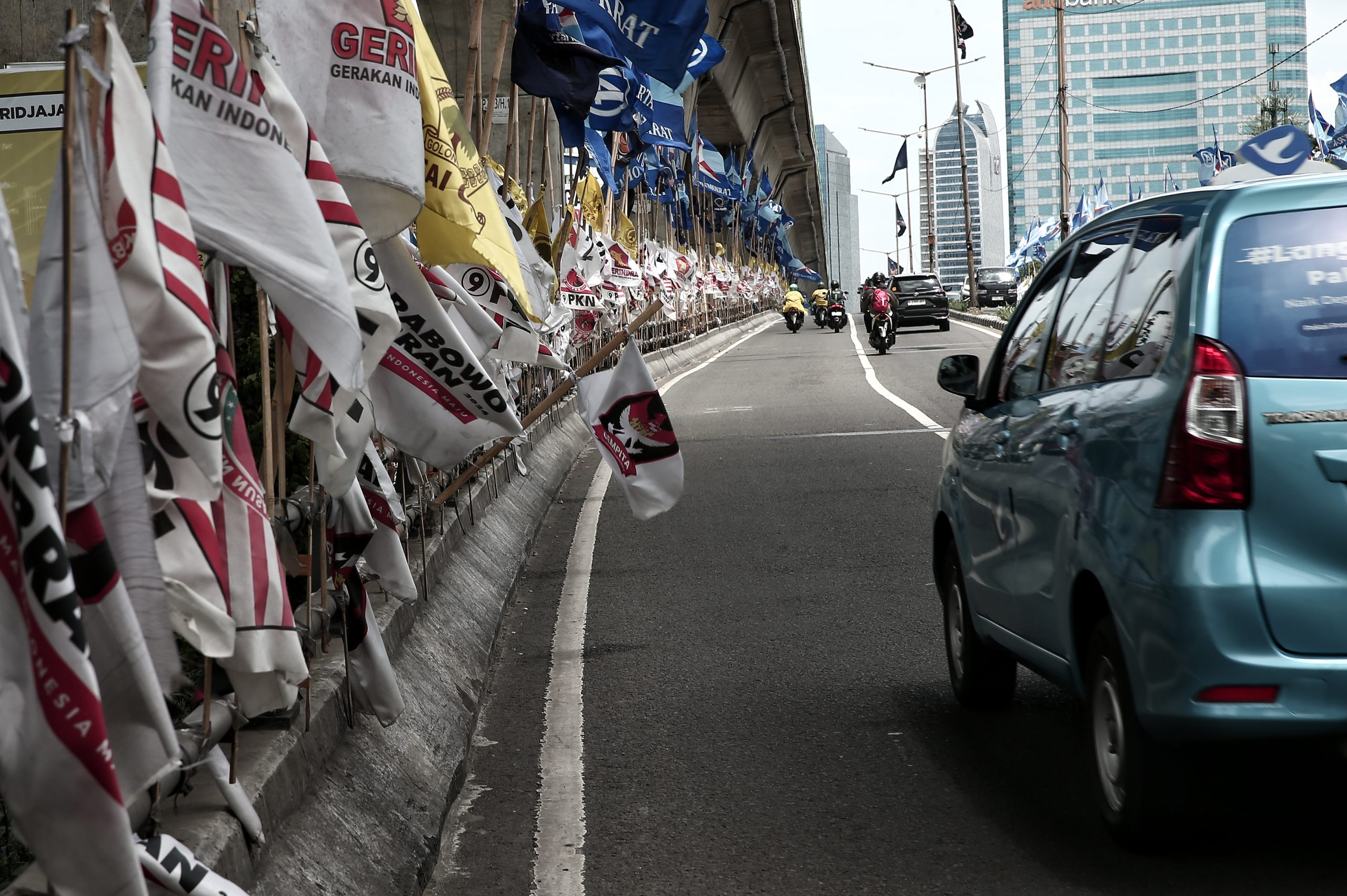 APK Parpol Ganggu Pengendara