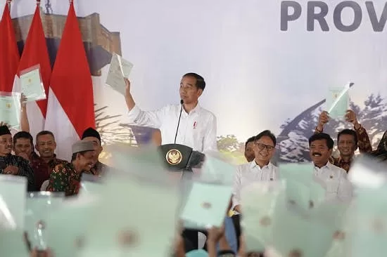Jokowi Bagi-bagi Sertifikat