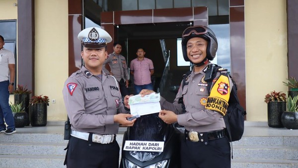 Ganjal Bus Gagal Nanjak & Selamatkan Banyak Nyawa, Bripda Novandro Dapat Motor dari Kapolri