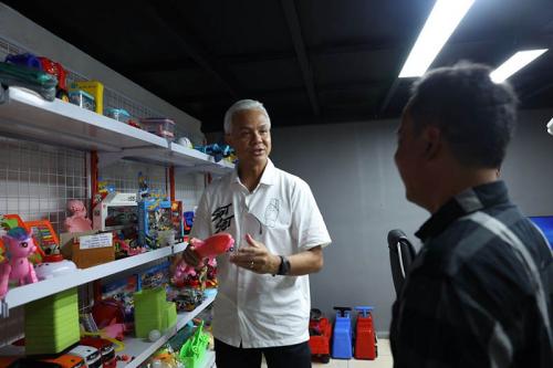 Ganjar Pranowo Saat Mengunjungi Pabrik Mainan di Demak