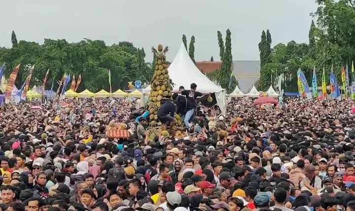 Festival Durian Pekalongan Ricuh, Banyak Warga Pingsan & Terluka
