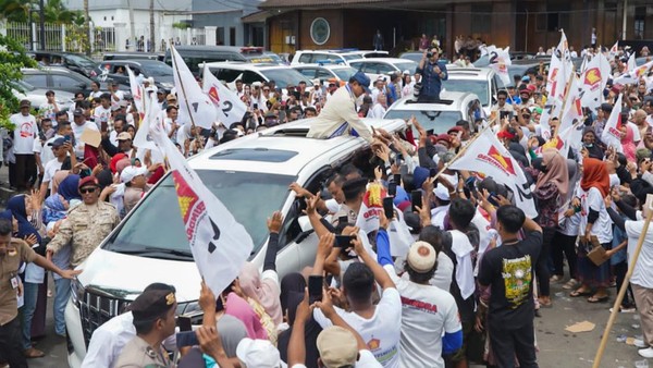 Senyum Ceria Prabowo Disambut Ribuan Warga Lampung