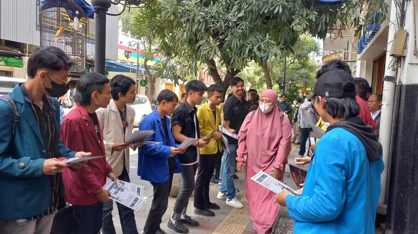 Puluhan Mahasiswa Padati Jalan Braga, Ajak Masyarakat Kawal Pemilu 2024 Damai