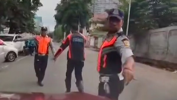 Petugas Dishub DKI Cegat Mobil Hingga ‘Nemplok’ di Kap, Legislator : Wewenangnya Apa?