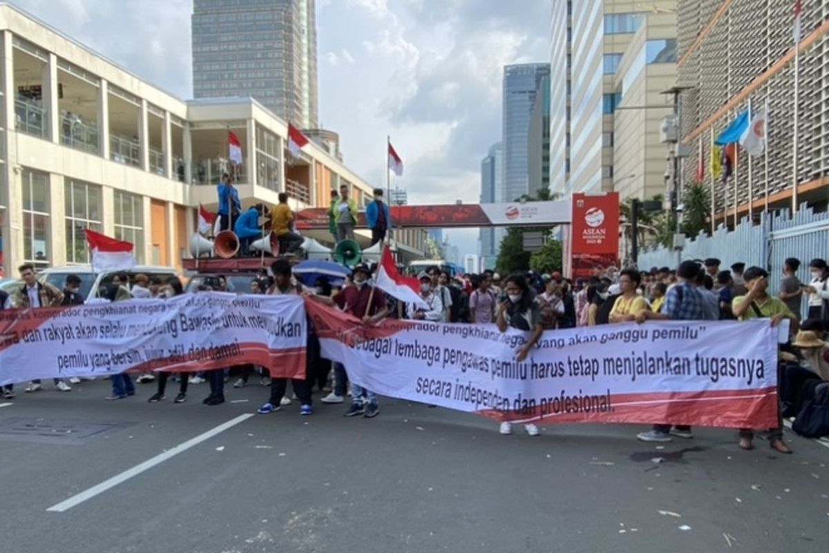 Aksi Dukung Kinerja Bawaslu & KPU RI, Mahasiswa Tolak Intimidasi yang Rusak Tahapan Pemilu 2024