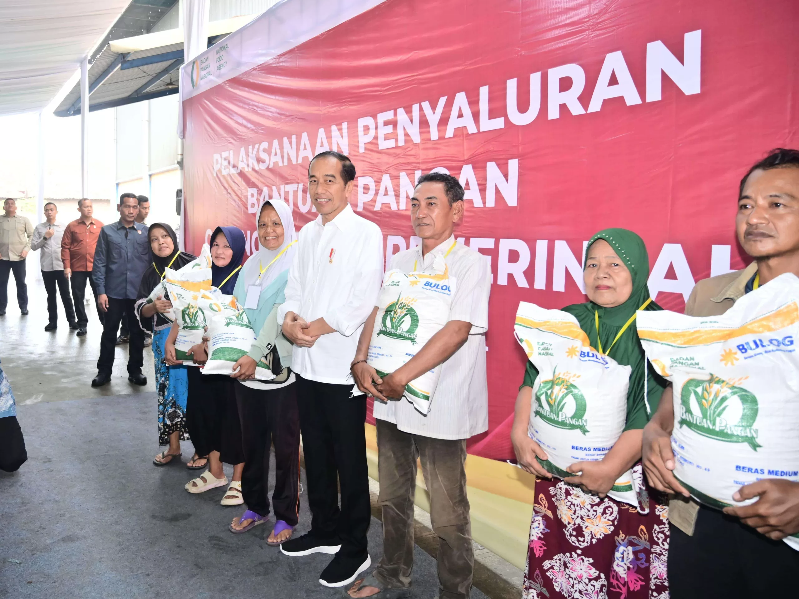 Presiden Jokowi Serahkan Bantuan Pangan kepada Warga Kabupaten Bekasi
