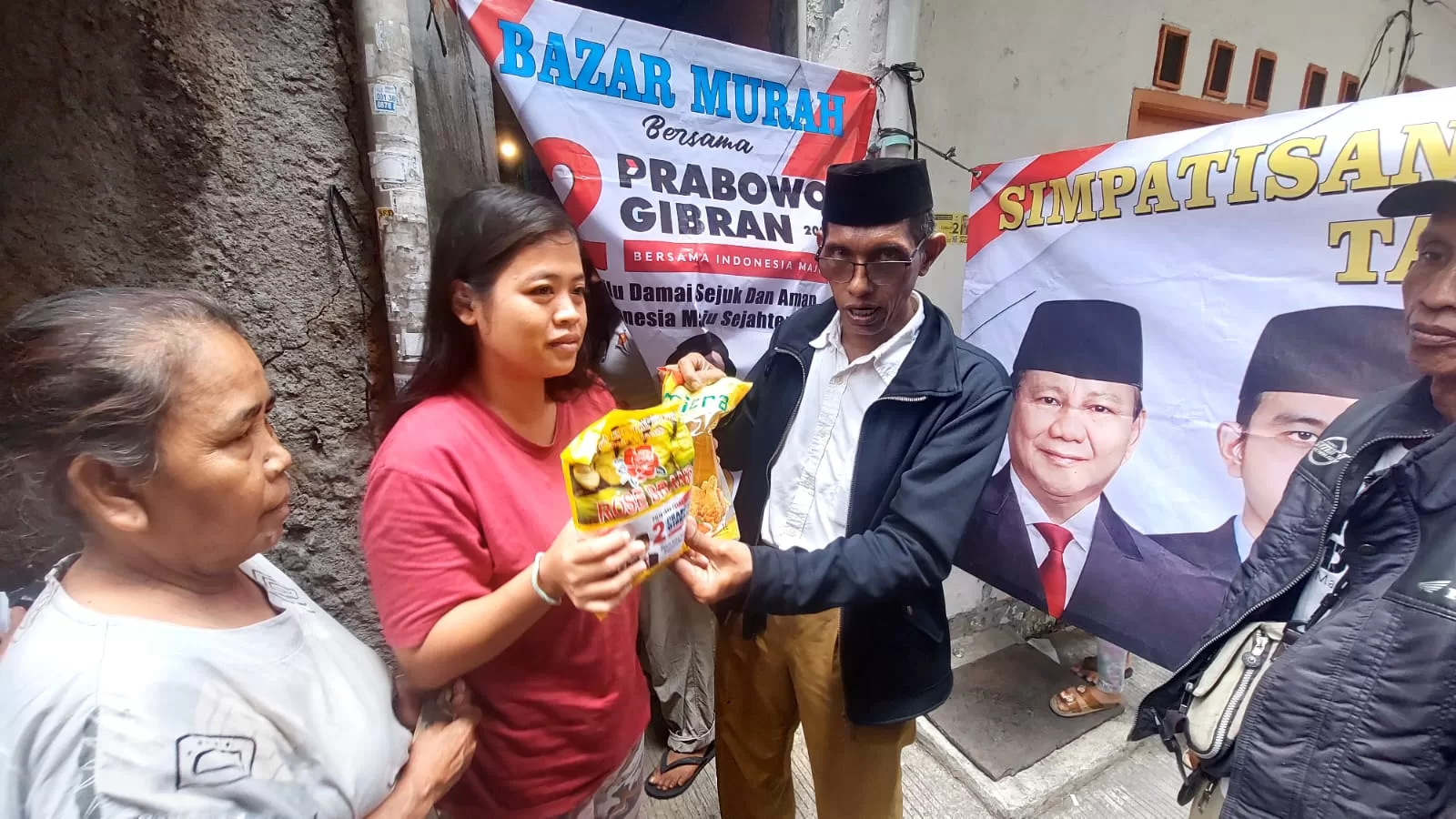 Bazar Sembako Murah Simpatisan Prabowo-Gibran Tamansari, Langsung Ludes dalam Hitungan Menit!