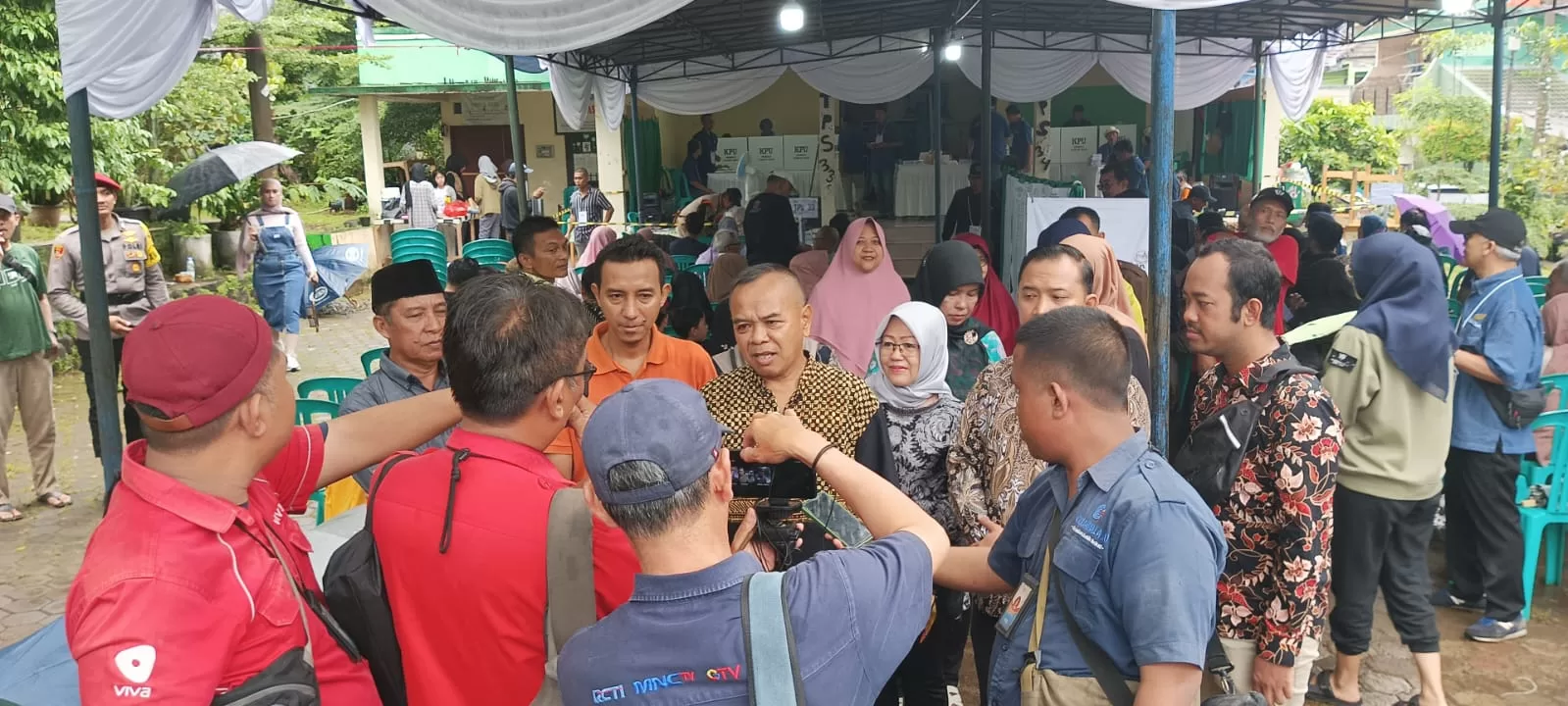 Kakak Kandung Ganjar Pranowo Nyoblos di TPS 33 Cibinong Bogor, Berharap Terpilih Pemimpin Amanah