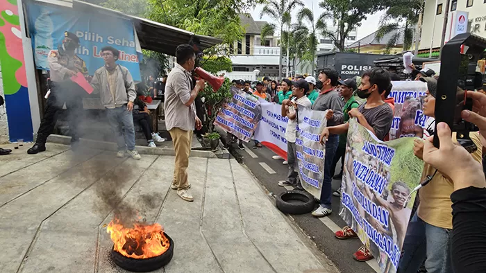 Puluhan Orang Geruduk Kantor ICW, Serukan Cinta Damai & Anti Rasisme