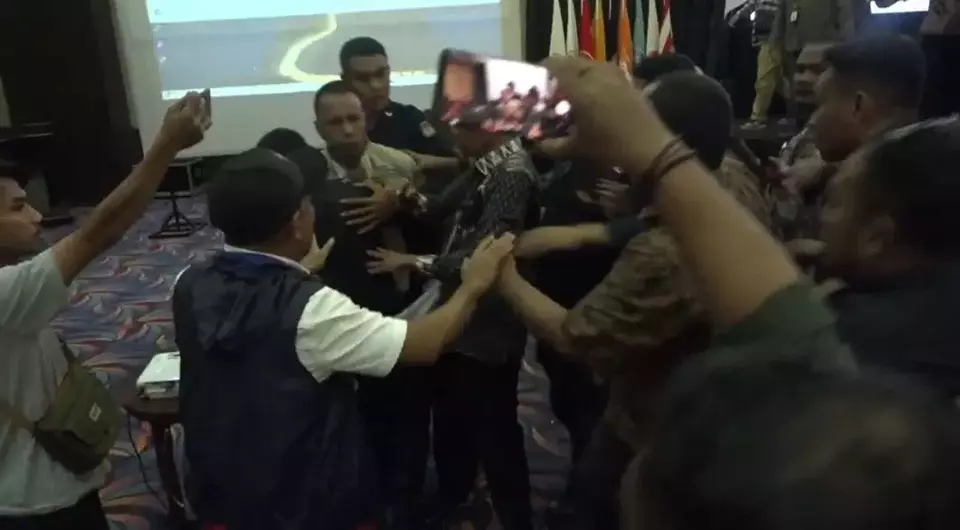 Heboh! Komisioner KPU & Bawaslu Maluku Utara Saling Jotos di Ruang Pleno