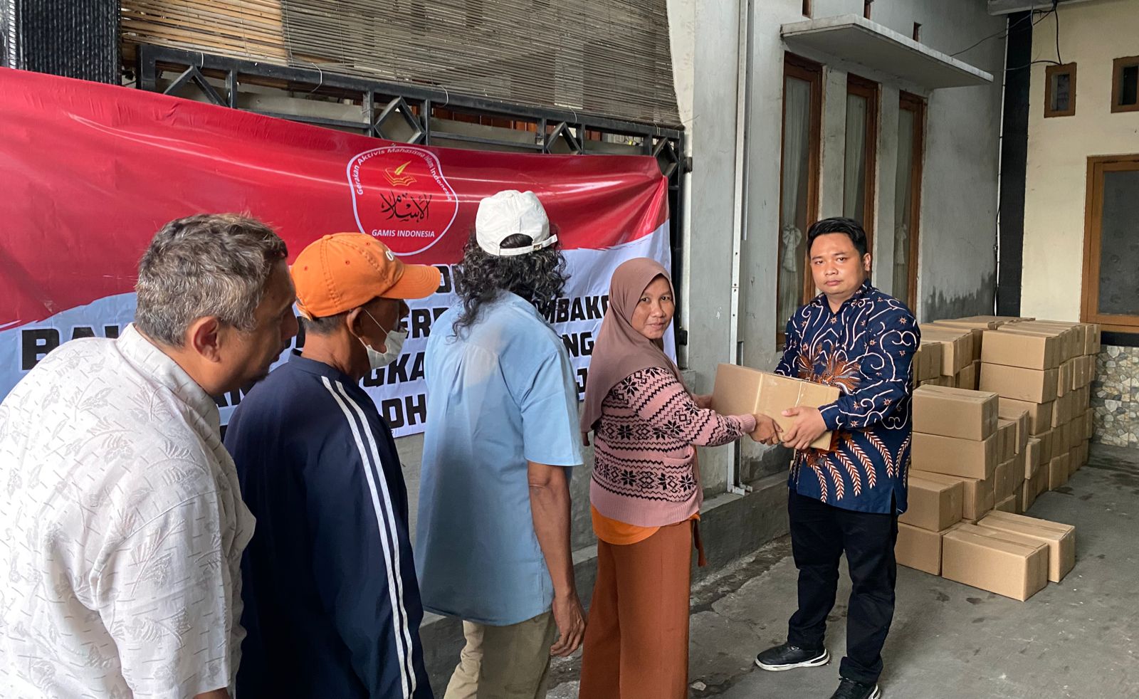 Jelang Ramadhan, Gamis Indonesia Bagikan Paket Sembako kepada Masyarakat yang Membutuhkan