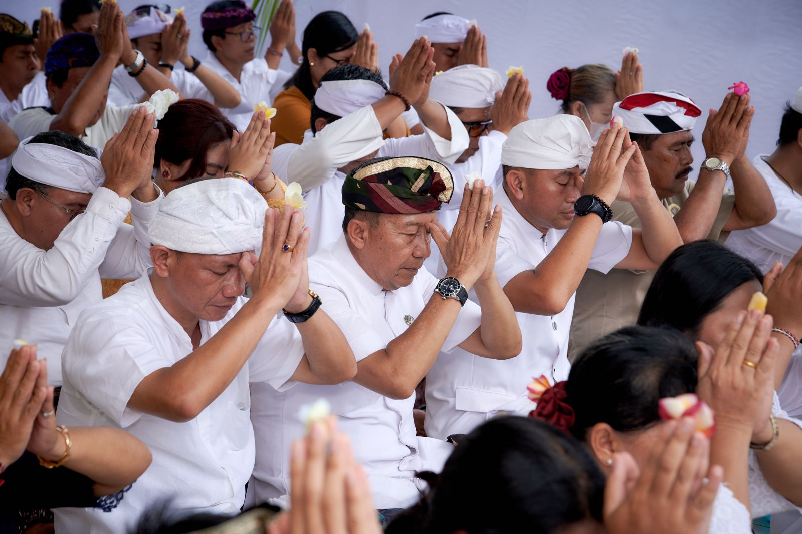 Umat Hindu Melasti di Pantai Ekowisata Jembatan Cinta, Segara Jaya Bekasi