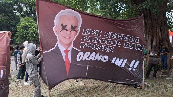Puluhan Massa Aksi Geruduk KPK, Desak Ganjar Pranowo & Eks Dirut Bank Jateng Segera Diperiksa