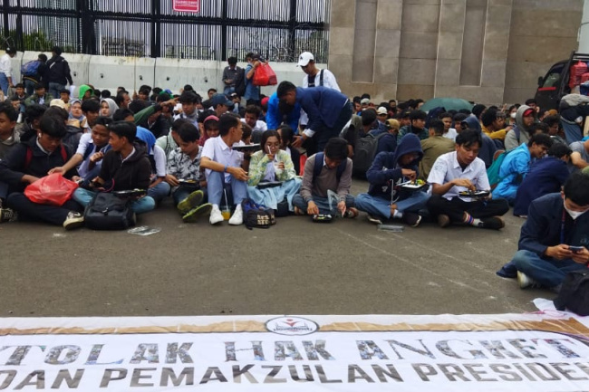 Aksi Gabungan Mahasiswa & Pelajar Kompak Serukan Tolak Hak Angket serta Tolak Pemakzulan Jokowi