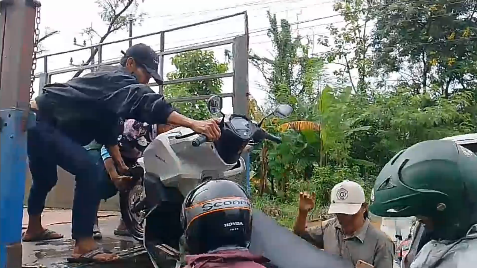 Jrengik Sampang Banjir, Truk Jadi Jasa Pengangkut Motor Jrengik Sampang Banjir, Truk Jadi Jasa Pengangkut Motor