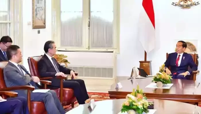 Jokowi Bertemu Menlu Cina, Bahas Proyek Kereta Cepat Surabaya Hingga IKN