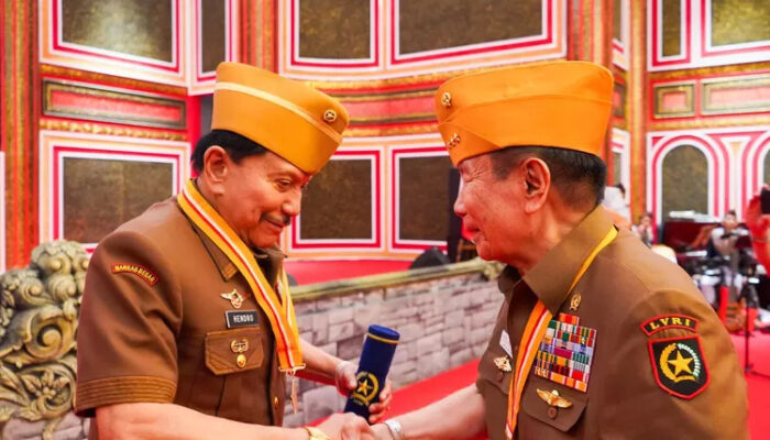 Lewat Kraton Majapahit Jakarta, AM Hendropriyono Dianugerahi Tanda Kehormatan Bintang LVRI
